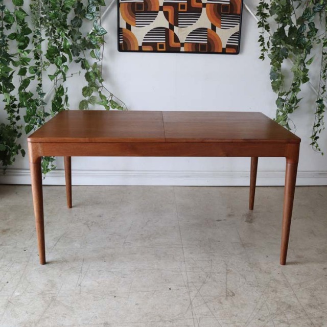 チーク材のダイニングテーブル、色は茶色、脚は細いデザイン、拡張可能な天板、４人掛け、商品番号【122043】