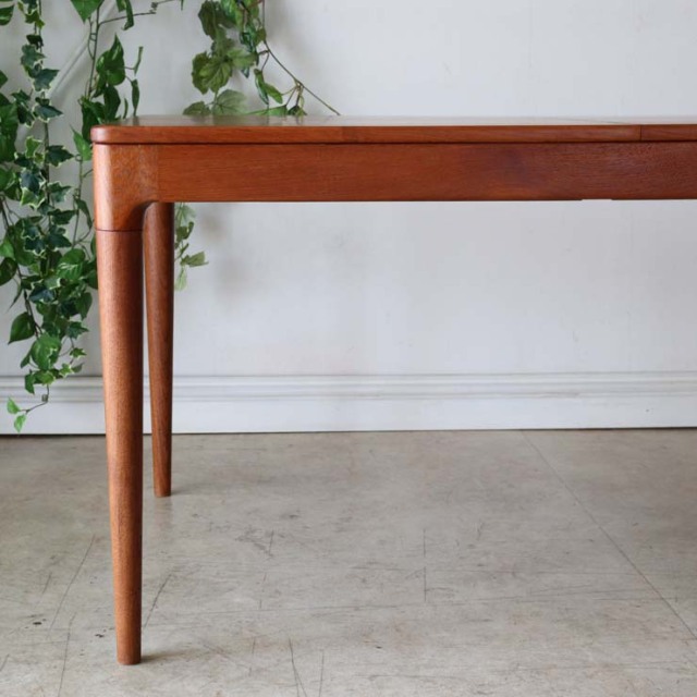 チーク材のダイニングテーブル、色は茶色、脚は細いデザイン、拡張可能な天板、４人掛け、商品番号【122043】