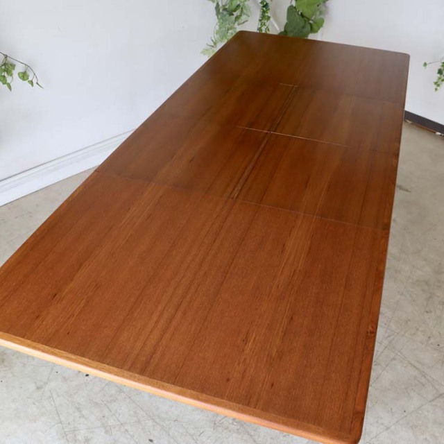 チーク材のダイニングテーブル、色は茶色、脚は細いデザイン、拡張可能な天板、４人掛け、商品番号【122043】