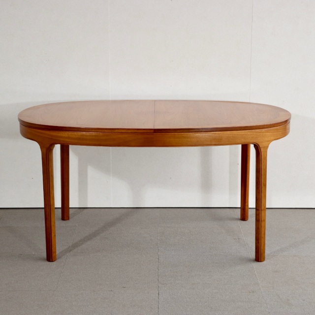 ネイサンNathanのダイニングテーブル