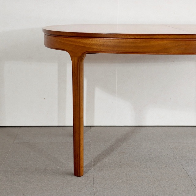 ネイサンNathanのダイニングテーブル