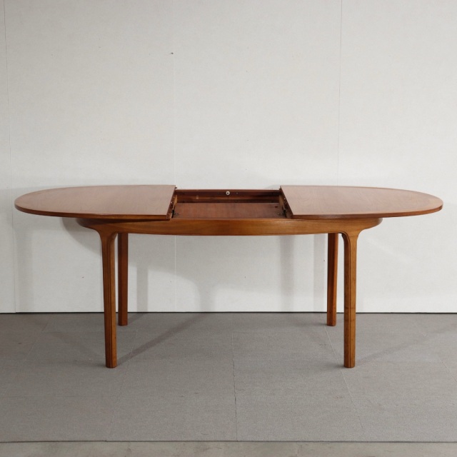 ネイサンNathanのダイニングテーブル