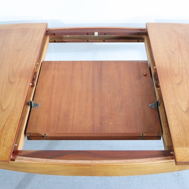 ネイサンNathanのダイニングテーブル