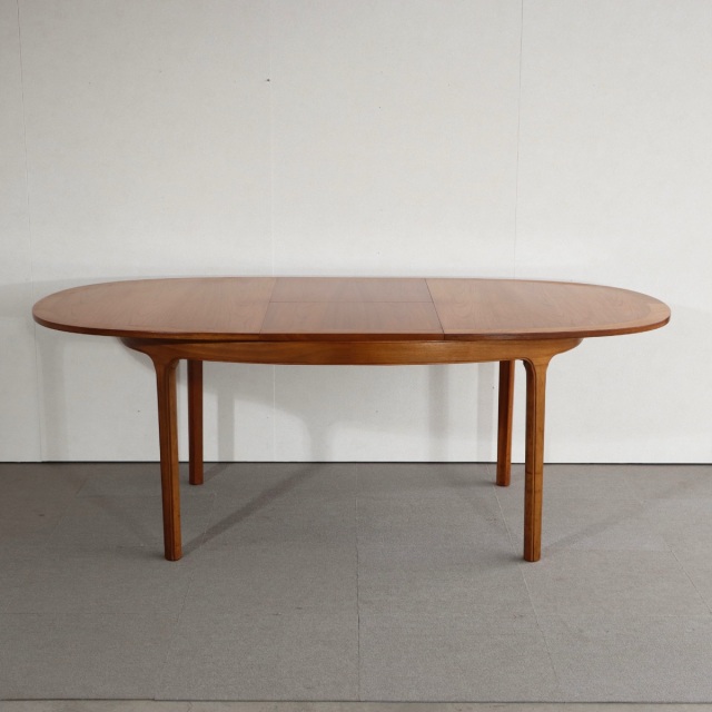 ネイサンNathanのダイニングテーブル