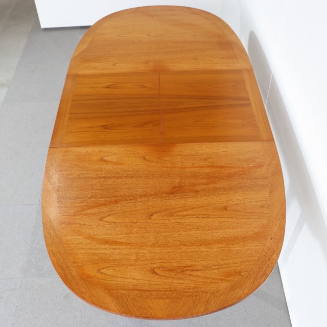 ネイサンNathanのダイニングテーブル