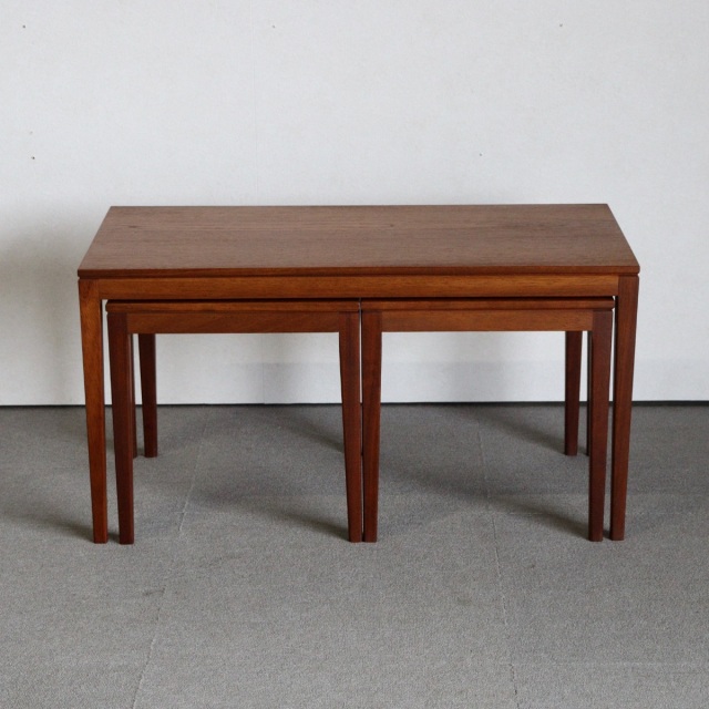 英国ヴィンテージのネストテーブル。素材はチーク。