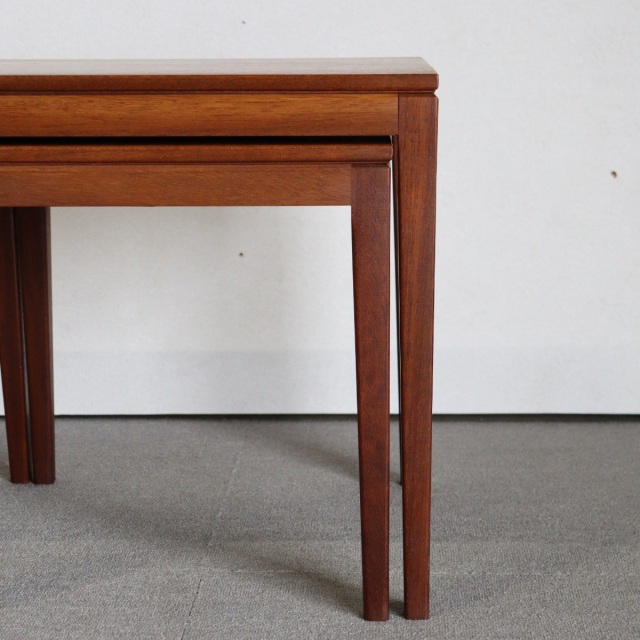 英国ヴィンテージのネストテーブル。素材はチーク。