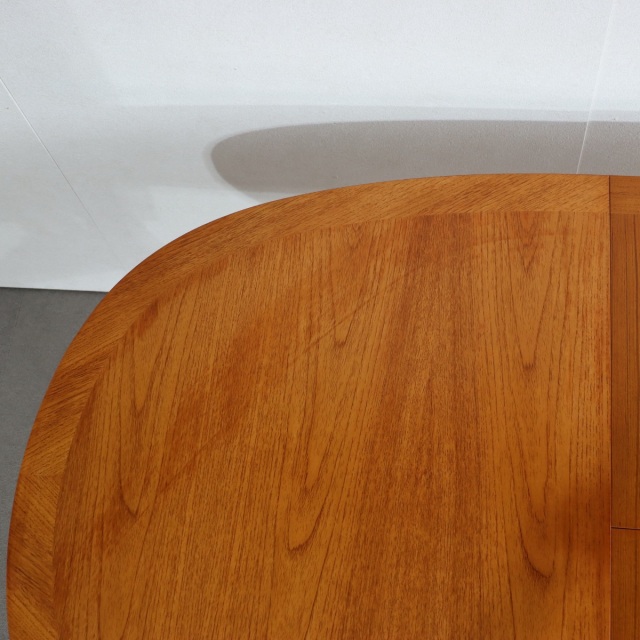 ネイサンNathanのダイニングテーブル