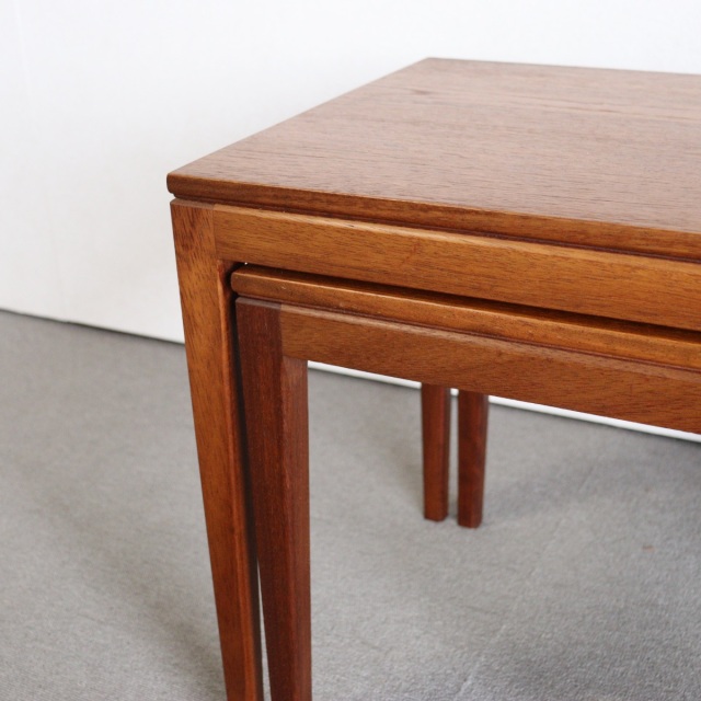 英国ヴィンテージのネストテーブル。素材はチーク。