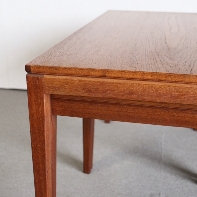 英国ヴィンテージのネストテーブル。素材はチーク。