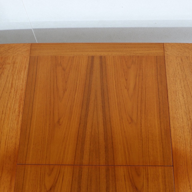 ネイサンNathanのダイニングテーブル