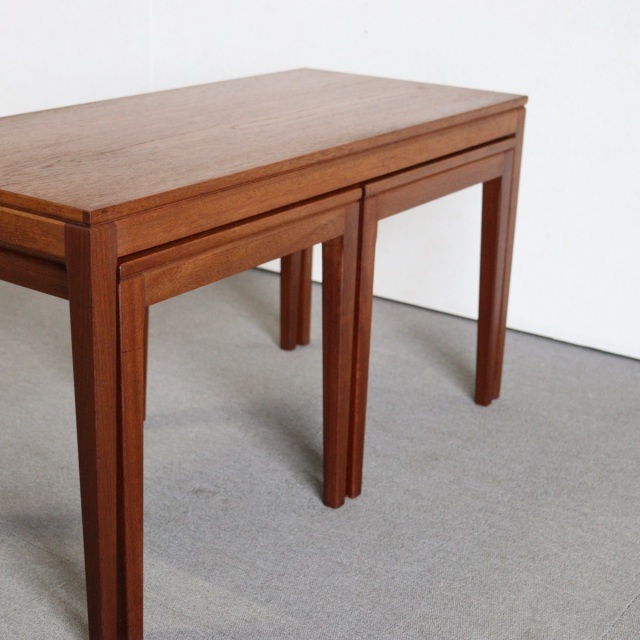 英国ヴィンテージのネストテーブル。素材はチーク。