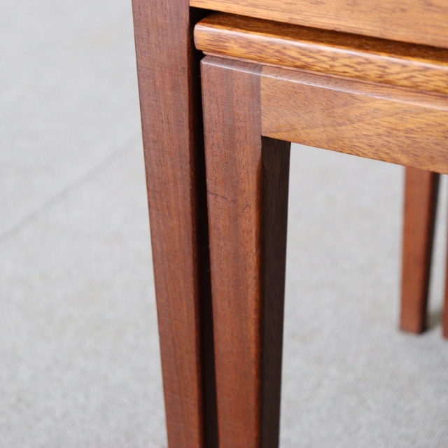 英国ヴィンテージのネストテーブル。素材はチーク。