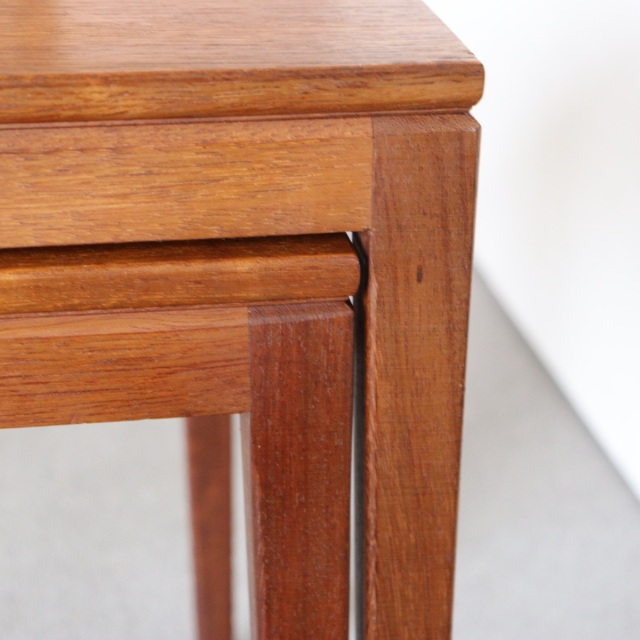 英国ヴィンテージのネストテーブル。素材はチーク。