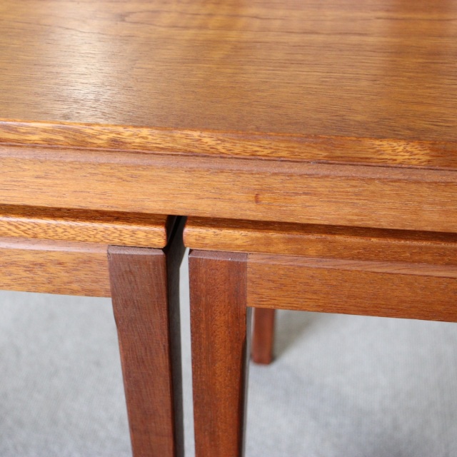 英国ヴィンテージのネストテーブル。素材はチーク。