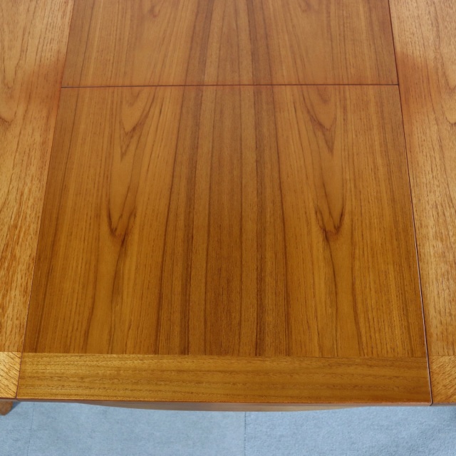 ネイサンNathanのダイニングテーブル