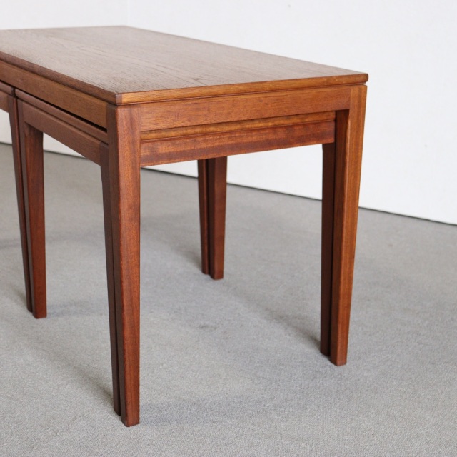 英国ヴィンテージのネストテーブル。素材はチーク。