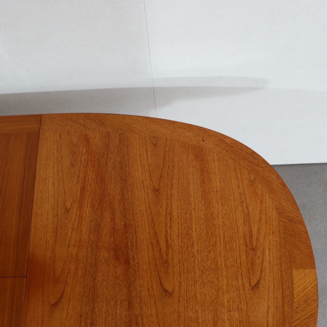 ネイサンNathanのダイニングテーブル