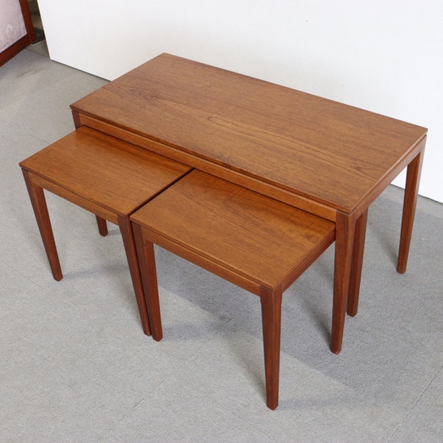 英国ヴィンテージのネストテーブル。素材はチーク。