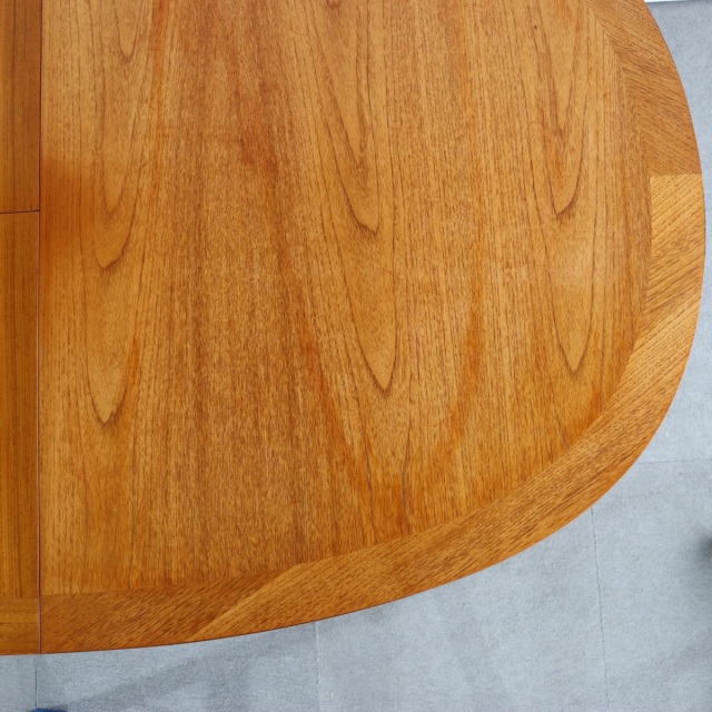 ネイサンNathanのダイニングテーブル