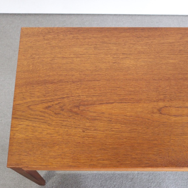 英国ヴィンテージのネストテーブル。素材はチーク。