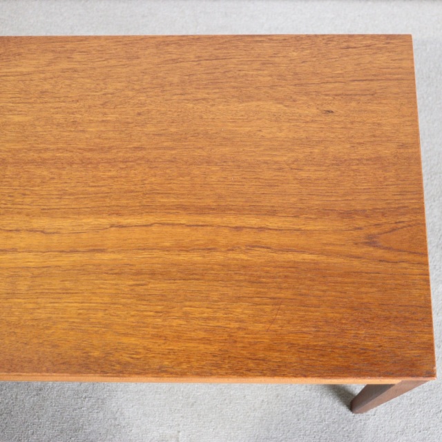 英国ヴィンテージのネストテーブル。素材はチーク。