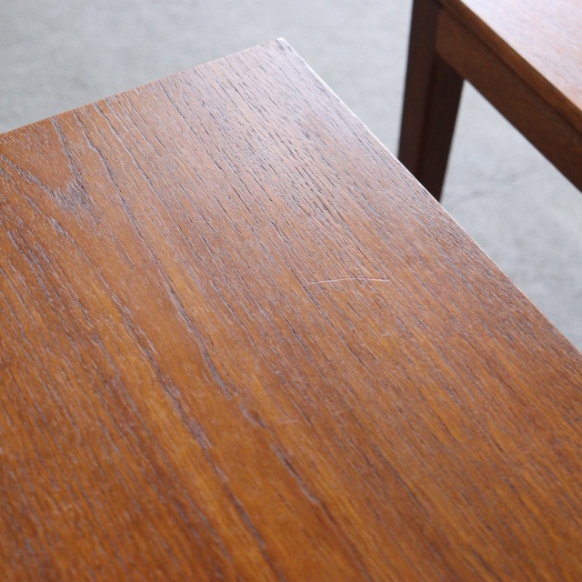 英国ヴィンテージのネストテーブル。素材はチーク。