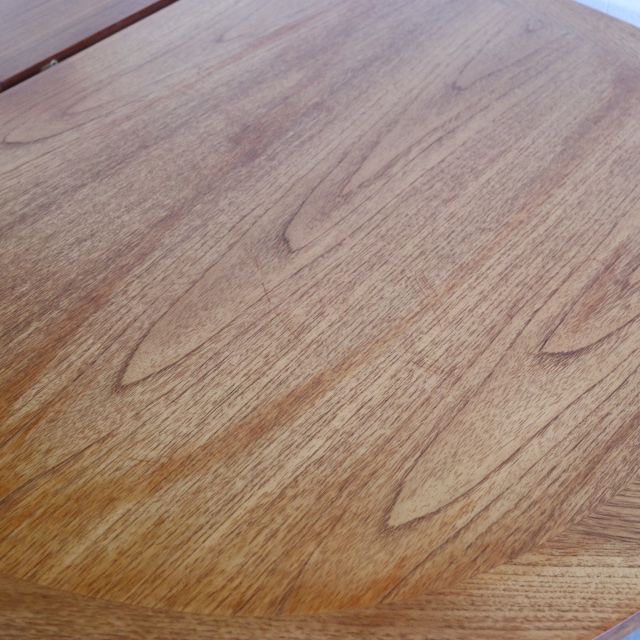 ネイサンNathanのダイニングテーブル