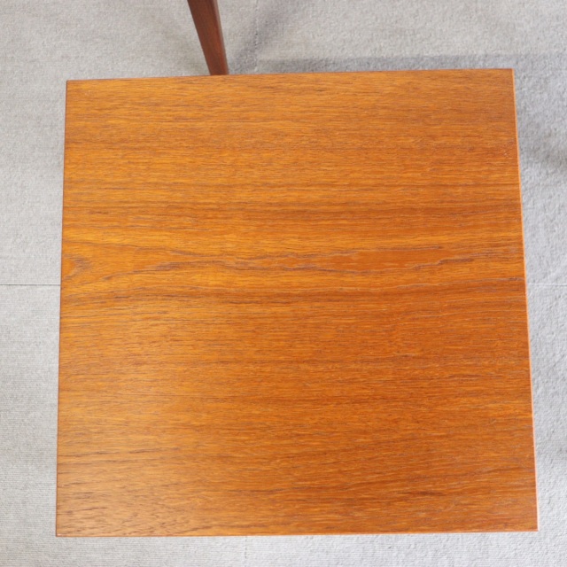 英国ヴィンテージのネストテーブル。素材はチーク。