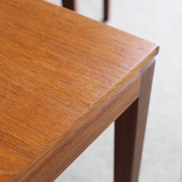 英国ヴィンテージのネストテーブル。素材はチーク。
