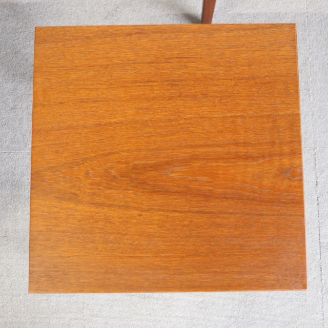 英国ヴィンテージのネストテーブル。素材はチーク。