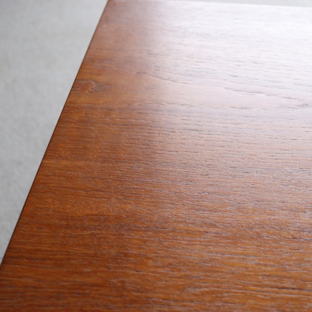 英国ヴィンテージのネストテーブル。素材はチーク。