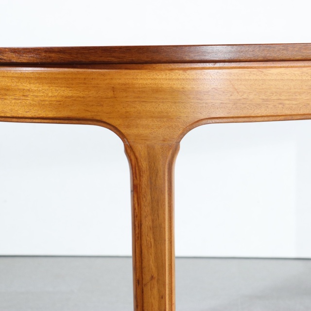 ネイサンNathanのダイニングテーブル