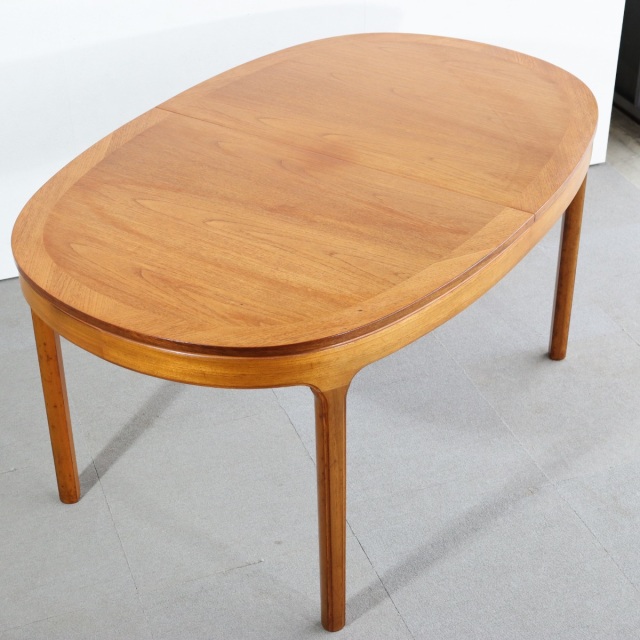 ネイサンNathanのダイニングテーブル