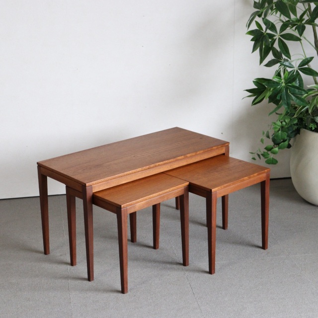 英国ヴィンテージのネストテーブル。素材はチーク。