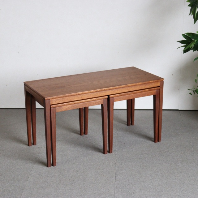 英国ヴィンテージのネストテーブル。素材はチーク。