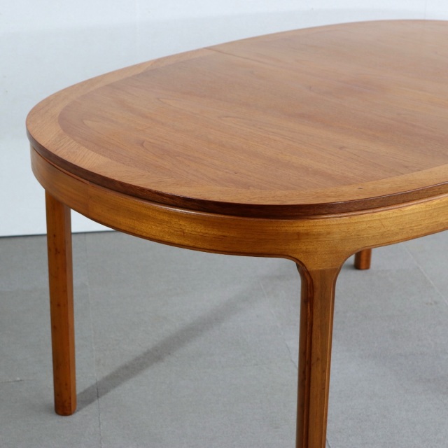 ネイサンNathanのダイニングテーブル