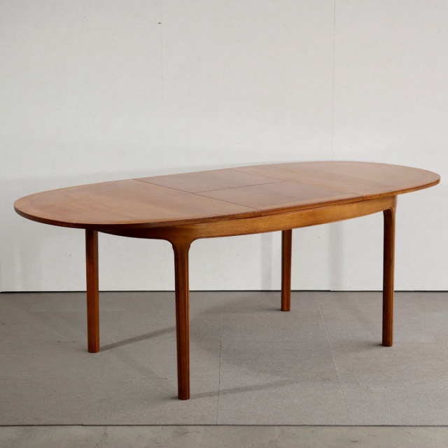 ネイサンNathanのダイニングテーブル