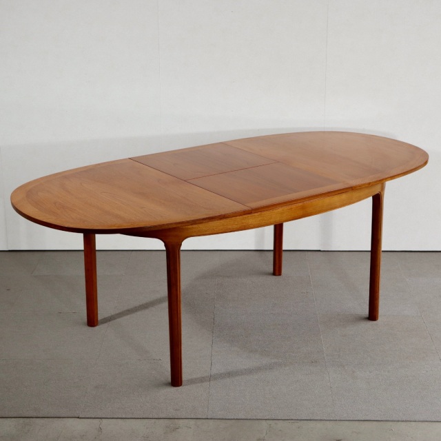 ネイサンNathanのダイニングテーブル