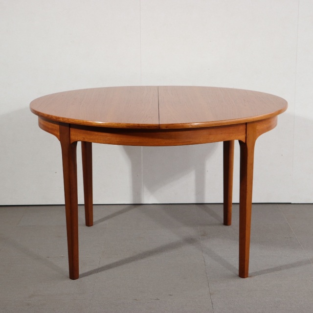 ネイサンNathanのダイニングテーブル