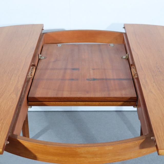 ネイサンNathanのダイニングテーブル