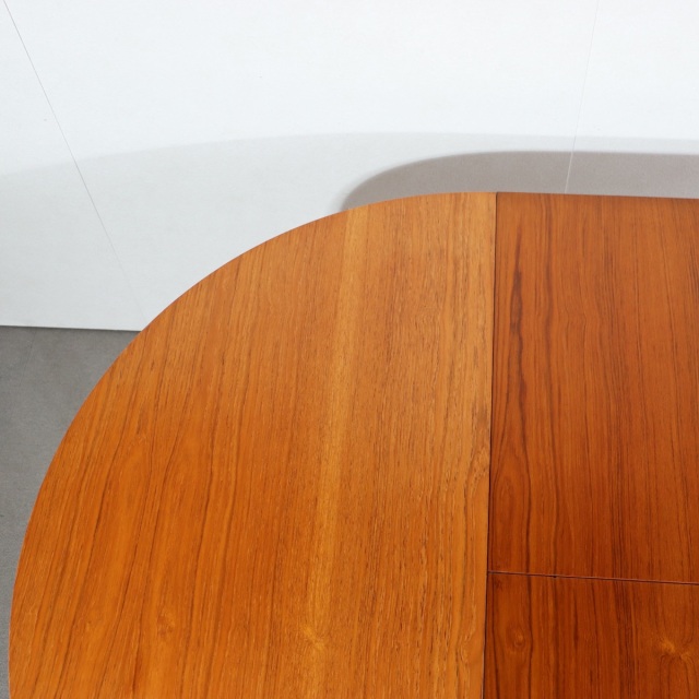 ネイサンNathanのダイニングテーブル