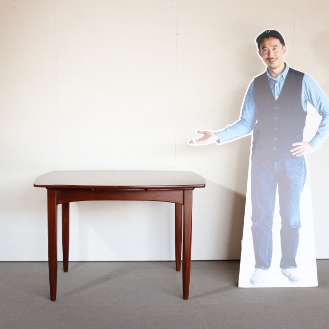 エリオッツオブニューベリーのダイニングテーブル。木材の自然な色合いが魅力の北欧ヴィンテージ。静かな存在。