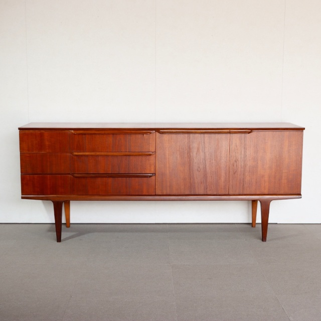 サイドボード。チーク材の深みある色合いが印象的なヴィンテージ。価値ある一台。