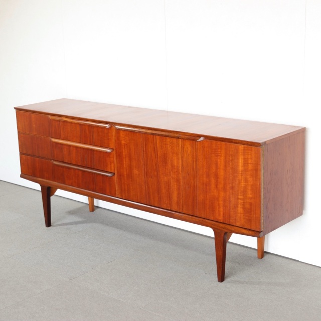 サイドボード。チーク材の深みある色合いが印象的なヴィンテージ。価値ある一台。