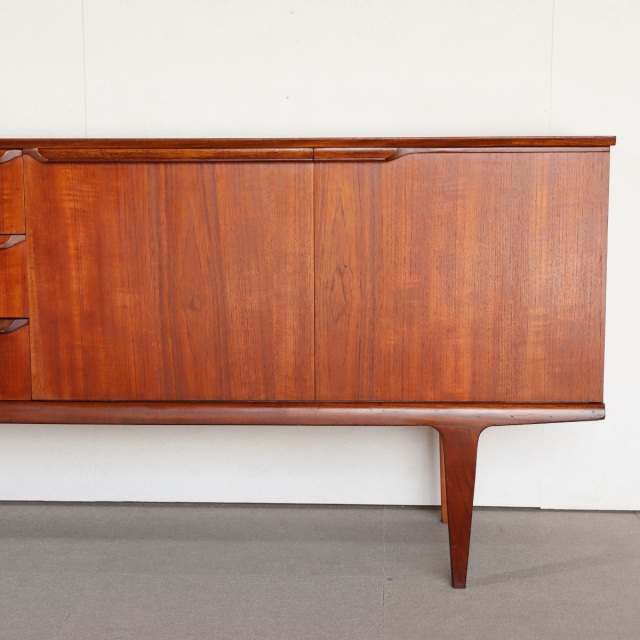 サイドボード。チーク材の深みある色合いが印象的なヴィンテージ。価値ある一台。