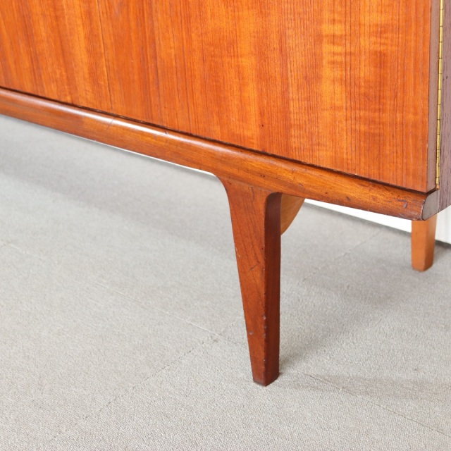 サイドボード。チーク材の深みある色合いが印象的なヴィンテージ。価値ある一台。