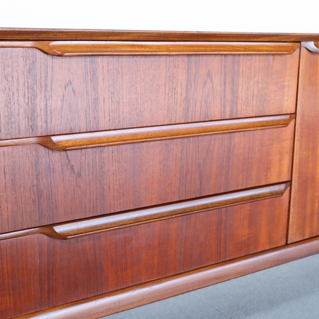 サイドボード。チーク材の深みある色合いが印象的なヴィンテージ。価値ある一台。