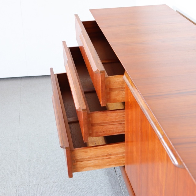 サイドボード。チーク材の深みある色合いが印象的なヴィンテージ。価値ある一台。