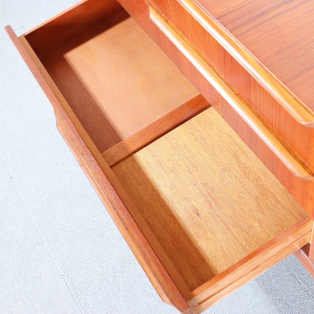 サイドボード。チーク材の深みある色合いが印象的なヴィンテージ。価値ある一台。